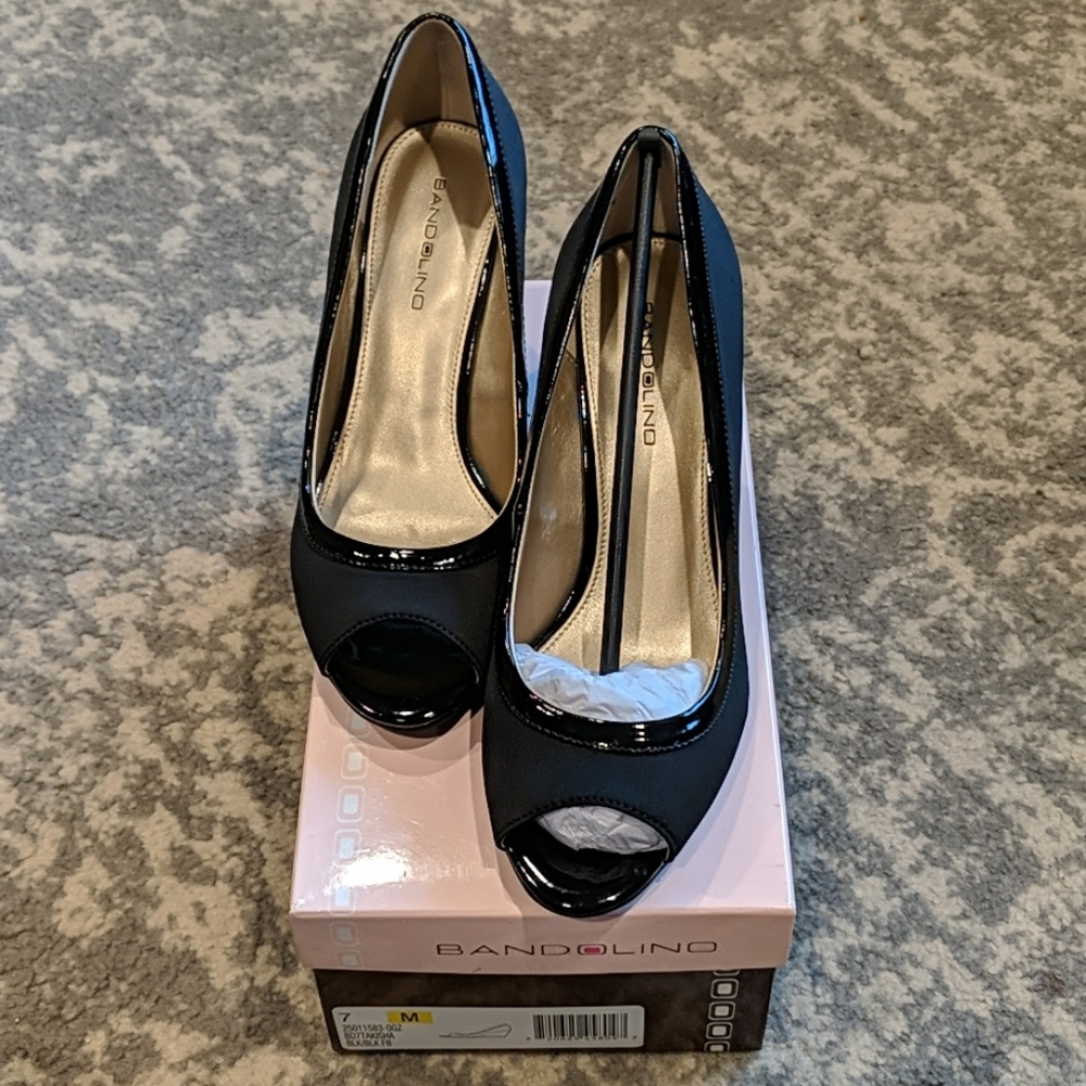 Bandolino peep toe wedges